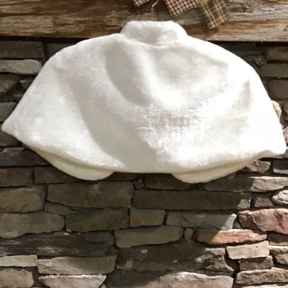 ❄FROZEN? ❄ faux fur shoulder wrap with broach - Picture 5 of 5